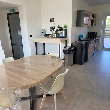Aparthotel L'oasis De Detente - La Parenthese - 6 Personnes Avec 1h D Acces A La Piscine Privee Et Terrasse Amenagee Par Nuit Reservee - Climatisation - 2km De Pairi Daiza